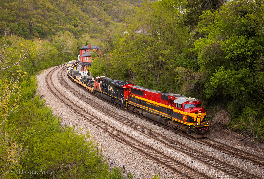 CSX S836. Hinton, WV. A loaded military equipment makes it… Flickr