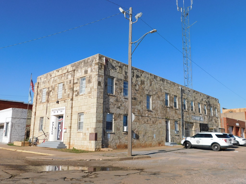 Harmon County Jail Hollis, Oklahoma The city hall and jail… Flickr