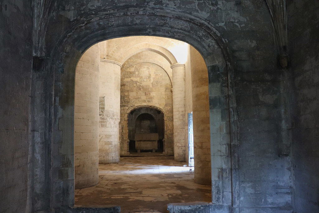 Église SaintHonorat des Alyscamps (Arles) ou lanterne… Flickr