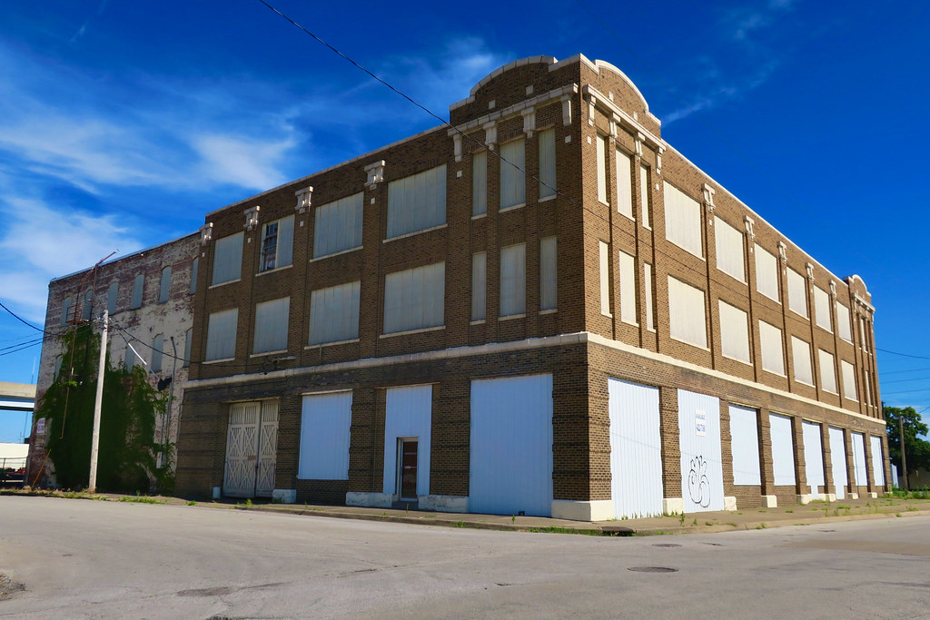Warehouse, Decatur, IL An abandoned warehouse in Decatur, … Flickr