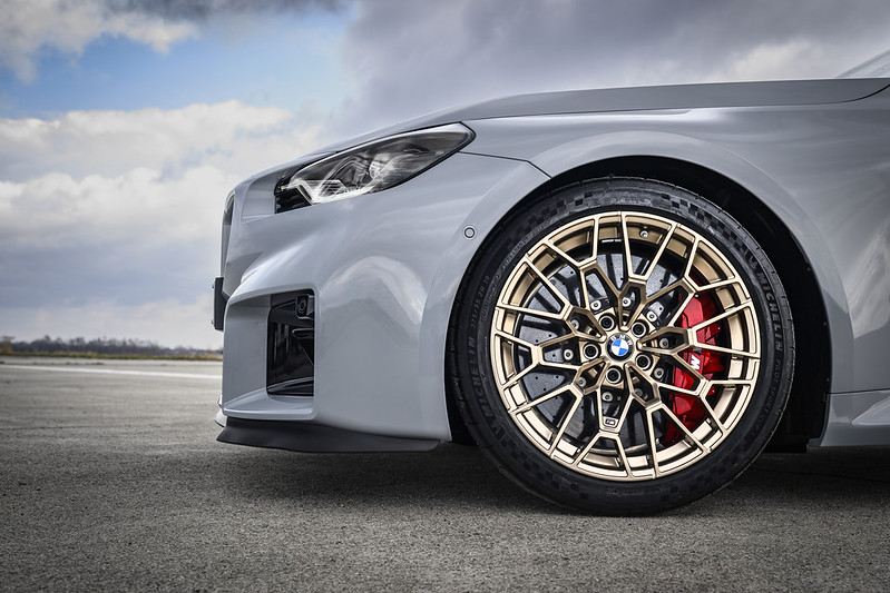 【2026年型】BMW M2 CSついに正式「フル」発表。530馬力＆ダックテール装備の最軽量Mモデル（ただしMTナシ） - Life in
