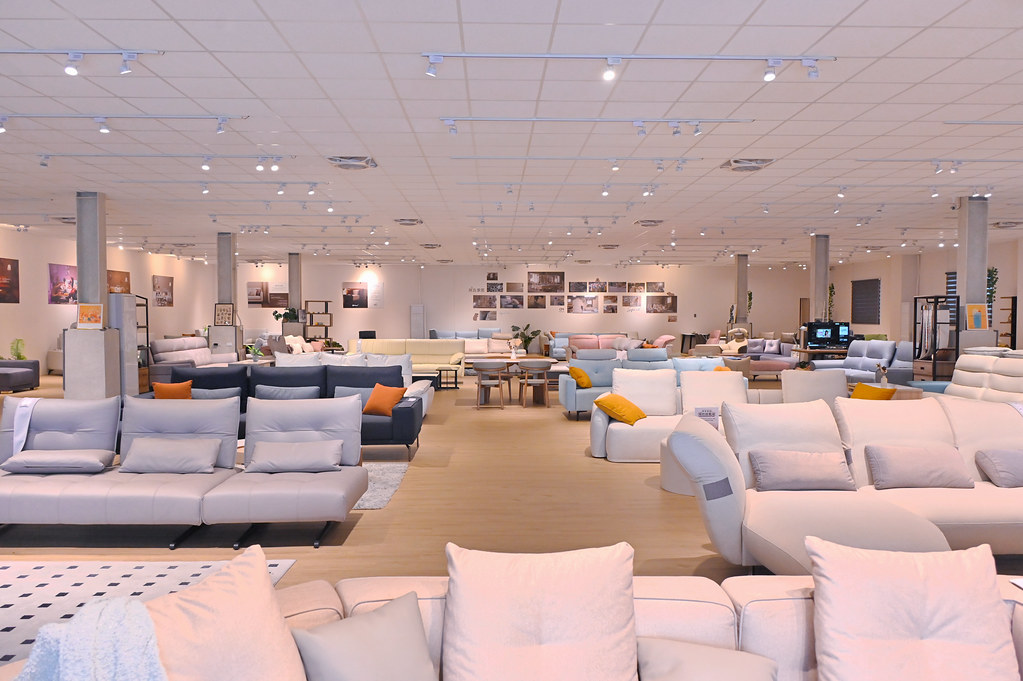 所丘家居台南沙發旗艦館 專業訂製客製化滿足你對沙發的需求 400坪大空間像回家的舒適體驗空間