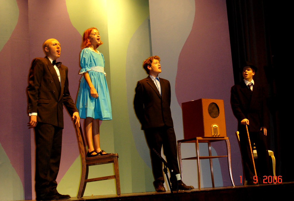 Annie, 2006 3 Oliver Warbucks (Robbie MacDonald) and Ann… Flickr