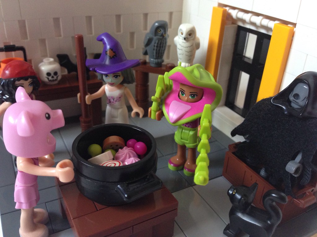 Lego Friends Halloween Party The room is decorated Harry P… Flickr