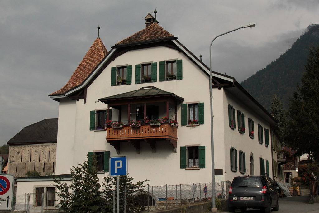 Schlossähnliches Haus im Dorf Lavey Village im im… Flickr