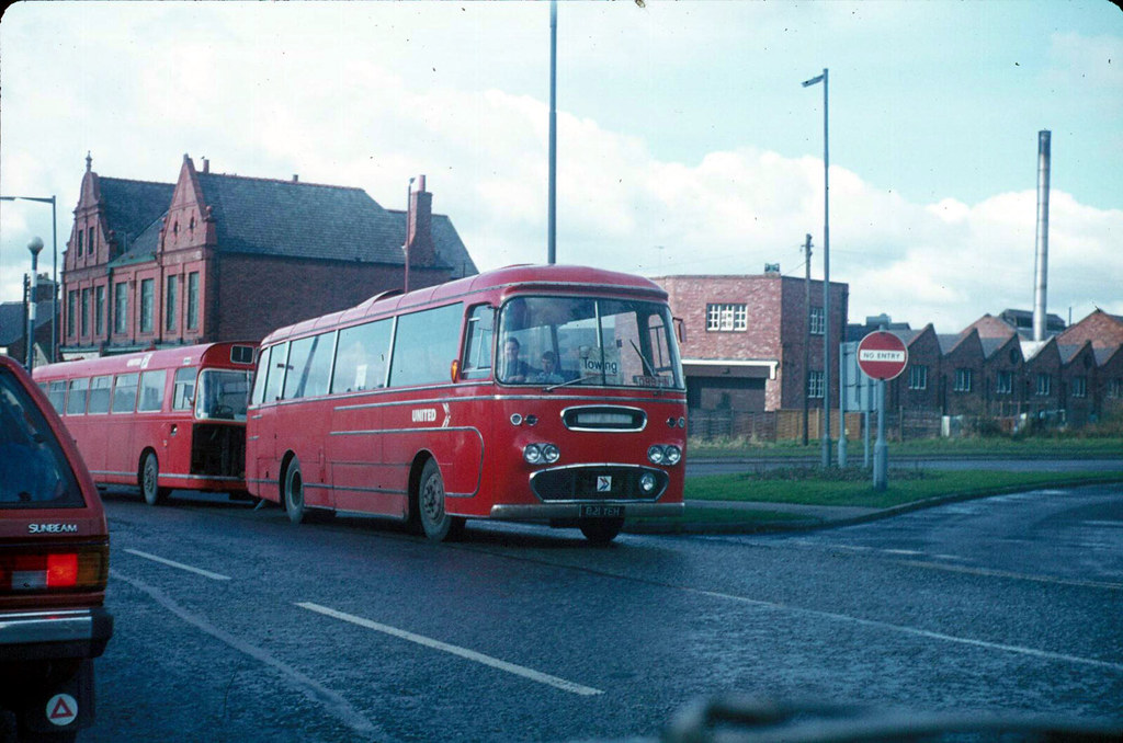 EE70a Nevilles Cross Leyland Leopard 821 YEH pulling its w… Flickr
