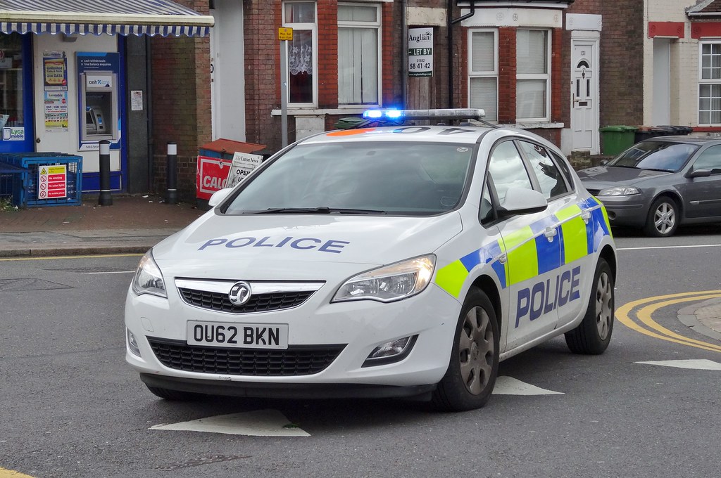 Bedfordshire Police OU62 BKN Police on seen dealing with… Flickr