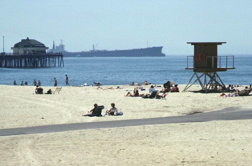 Pier 1986 The old Huntington Beach pier, with the End Cafe… Flickr