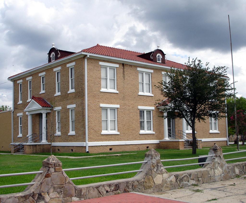 McMullen County Courthouse a photo on Flickriver