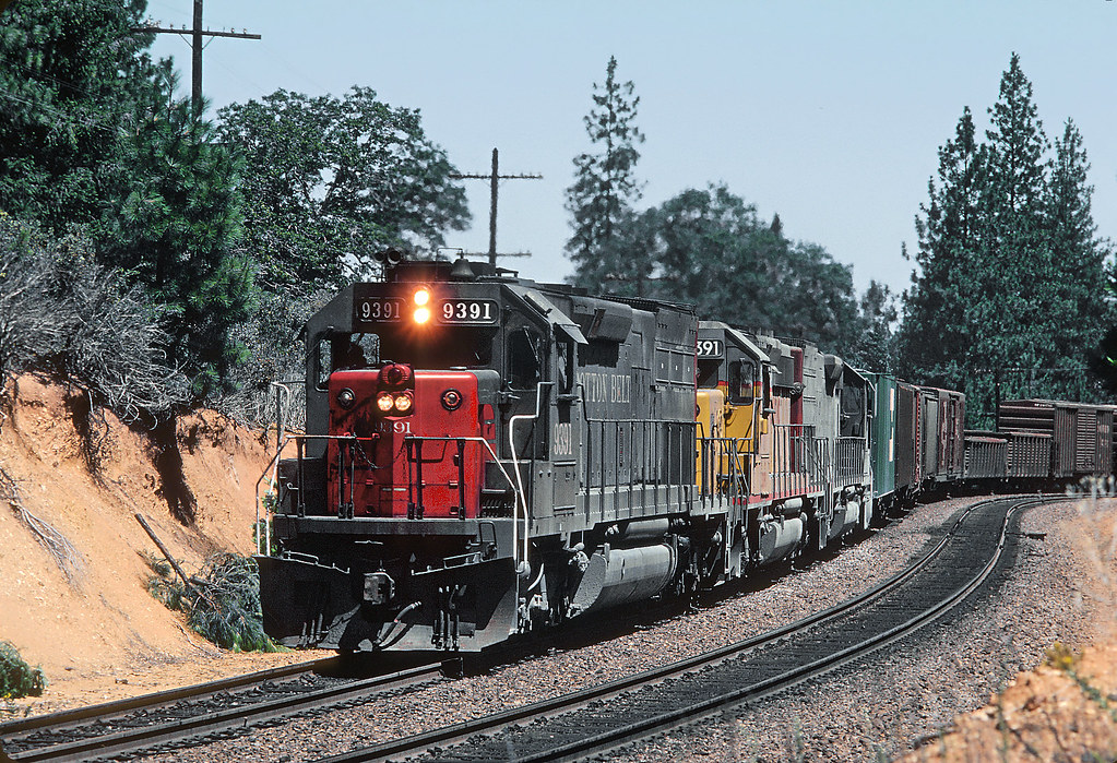 Photos of four Southern Pacific freights near the west end… Flickr