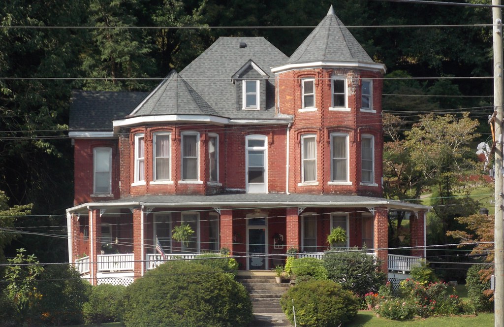 Beautiful Old HousePineville, Ky. Like the two turrets … Flickr