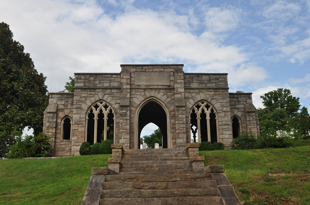 Oakwood Cemetery Raleigh NC 20140722_011.jpg Chris Dilworth Flickr