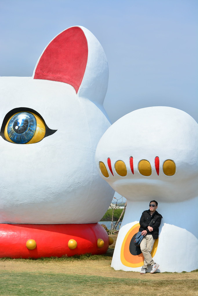 Giant Cat Sculpture This giant cat sculpture is one of man… Flickr