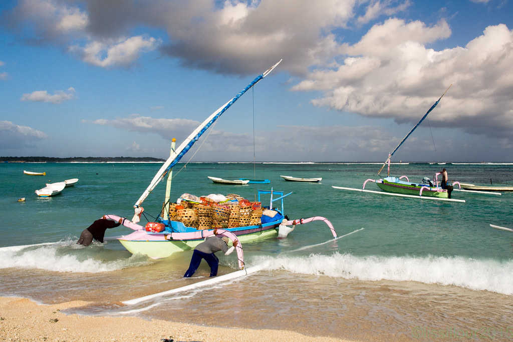 Par la mer **By the sea Les pêcheurs de Nusa lenbongan se … Flickr
