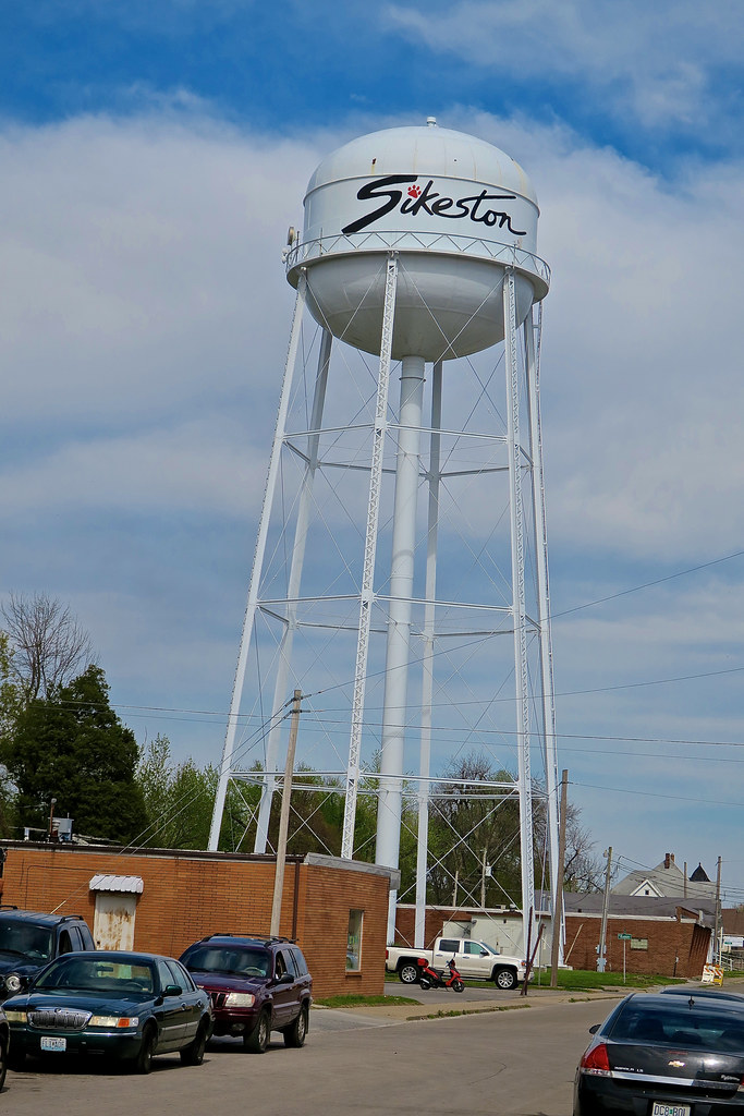 Water Tower, Sikeston, MO A water tower looming over downt… Flickr