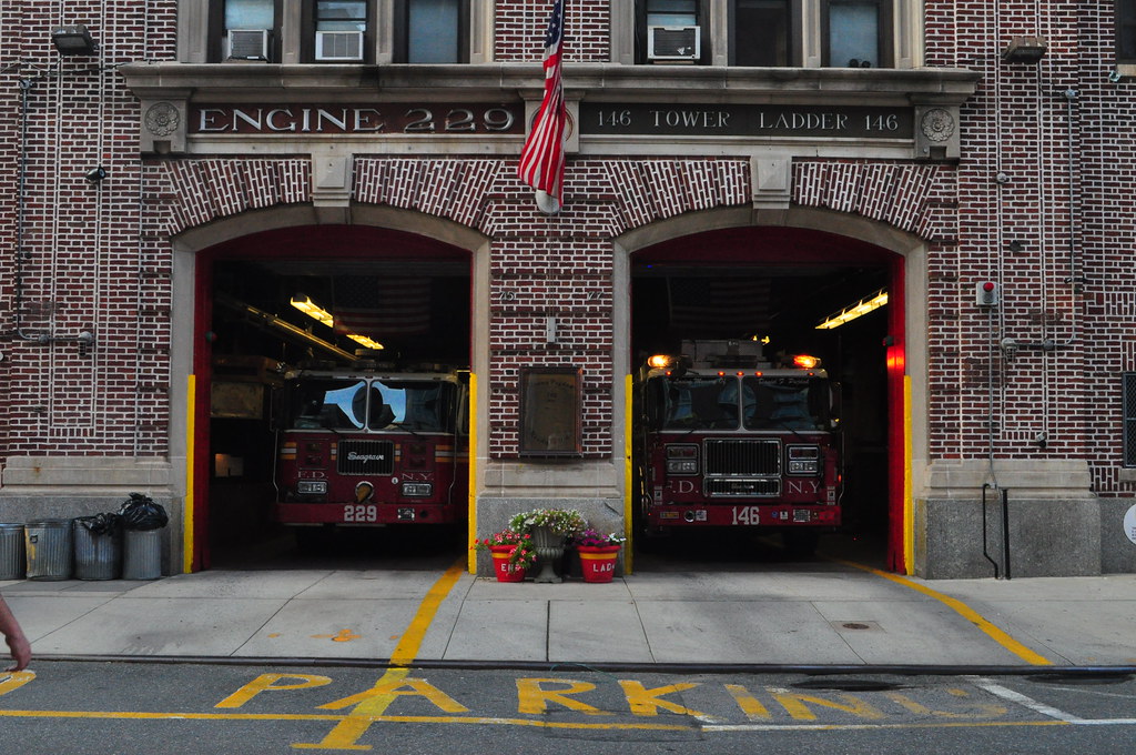 FDNY Engine 229 and Tower Ladder 146 | 2004 Seagrave SP04003… | Flickr