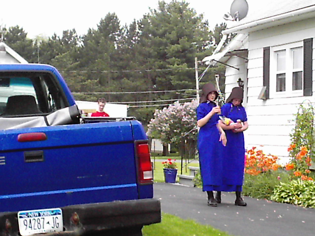 DCFC0008 Amish Girls at a Garage Sale in Tribes Hill, NY