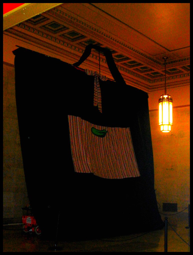 The World's Largest Handbag On display in 30th Street Stat… Flickr