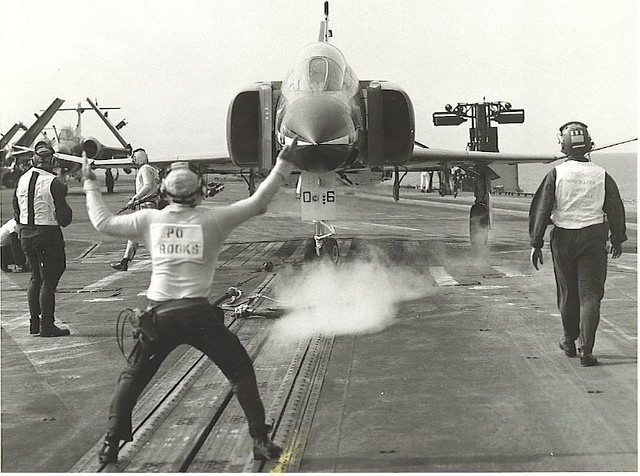 HMS ARK ROYAL 1978 F4 Being loaded onto bow catapult. Port… Flickr