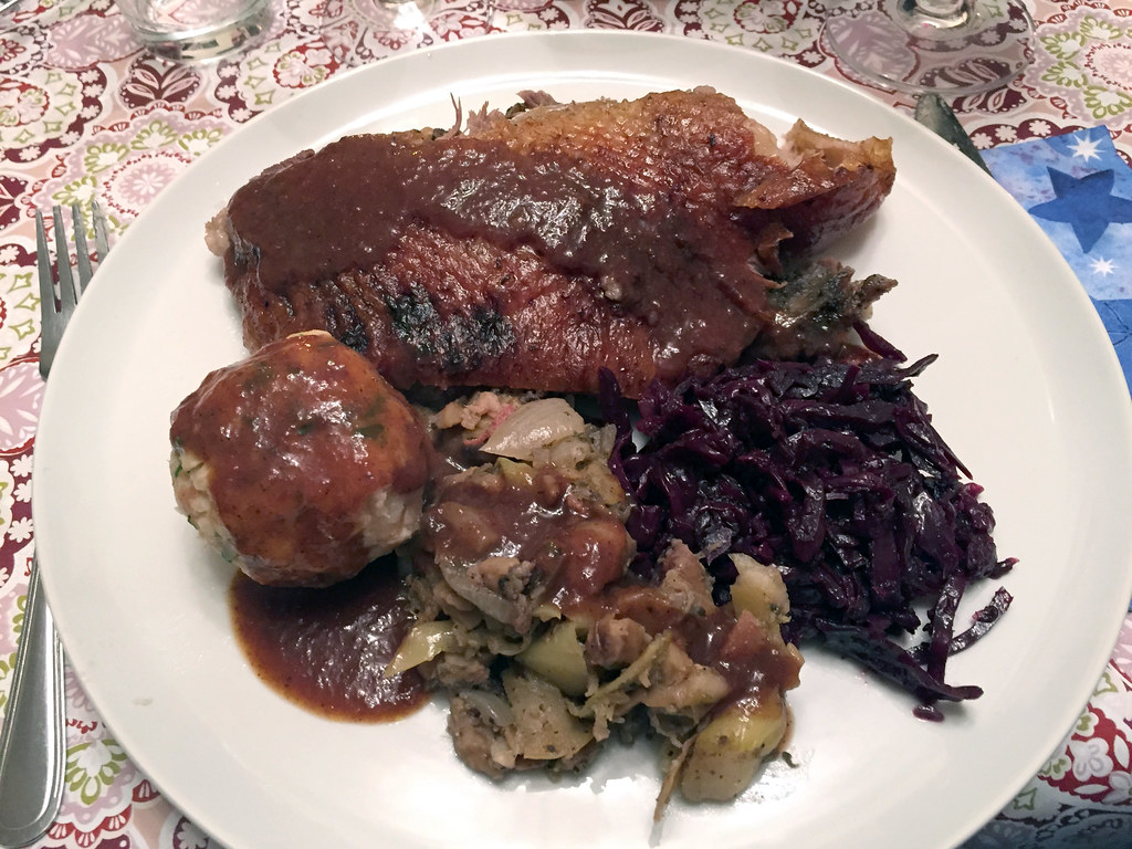 Knusprige Gans mit Beilagen Knusprige Gans mit ApfelZwieb… Flickr