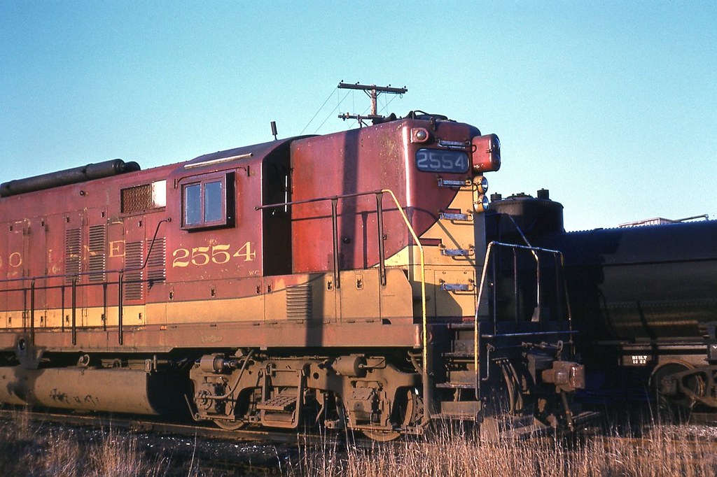 Schiller Park, Illinois, March 1966 Soo Line GP9 2554 sits… Flickr