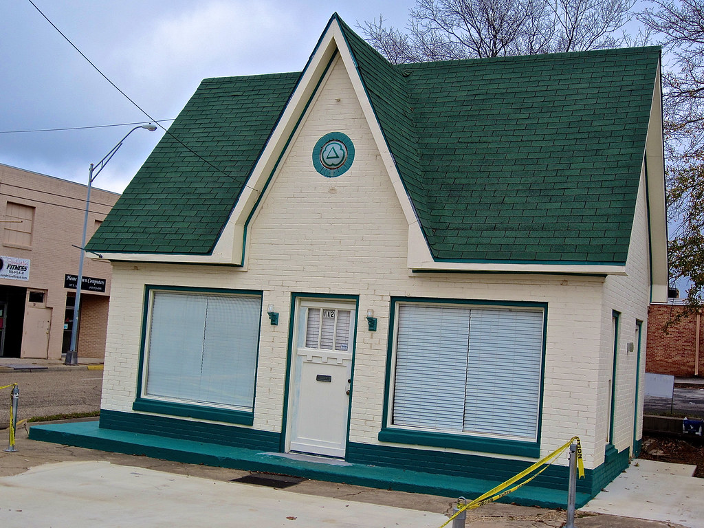 Old Gas Station, Marshall, TX A structure that appears to … Flickr