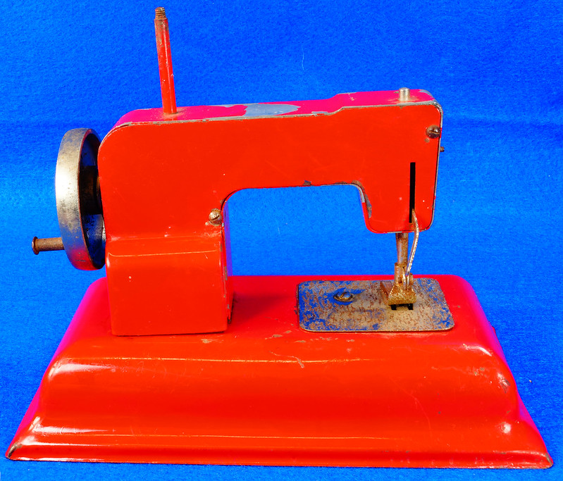 SOLD Vintage KAY AN EE Sew Master Miniature Toy Sewing Machine Red