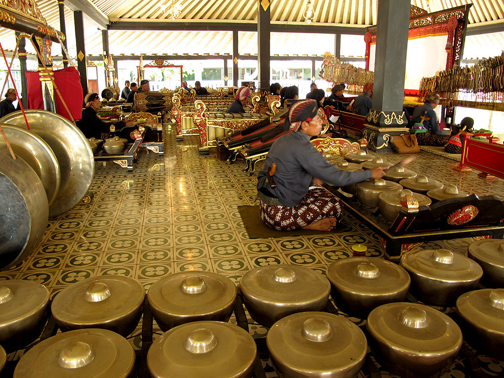 Gamelan orchestra 1 A 2.5hour performance of wayang kulit… Flickr