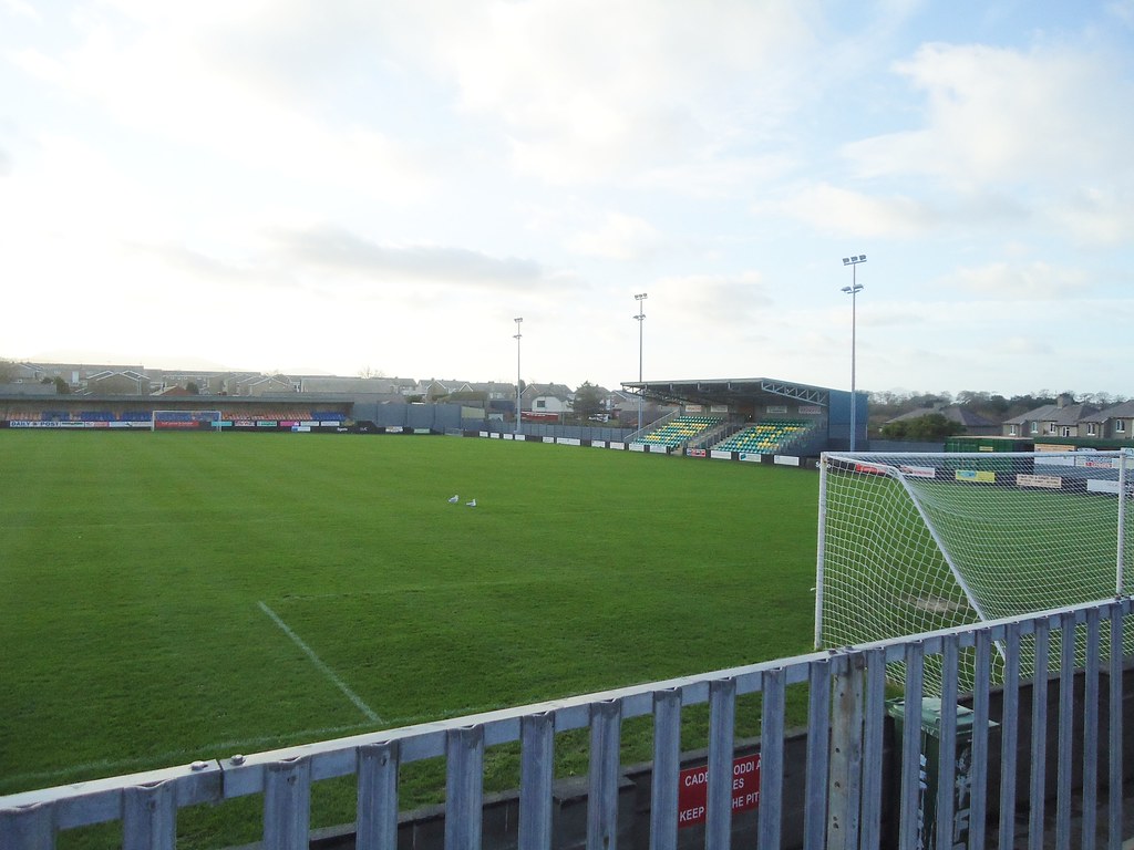 Yr Ofal, cartref Clwb Pêldroed Tref Caernarfon / The Oval… Flickr