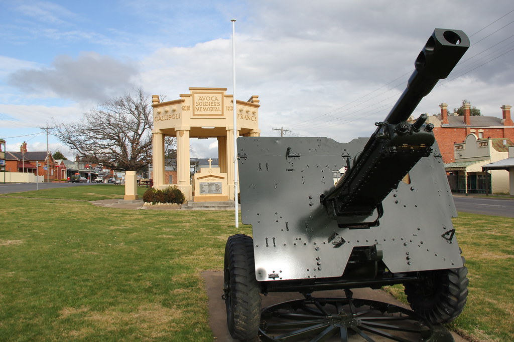 Avoca War Memorial and field gun_0558 gervo1865_2 LJ Gervasoni Flickr