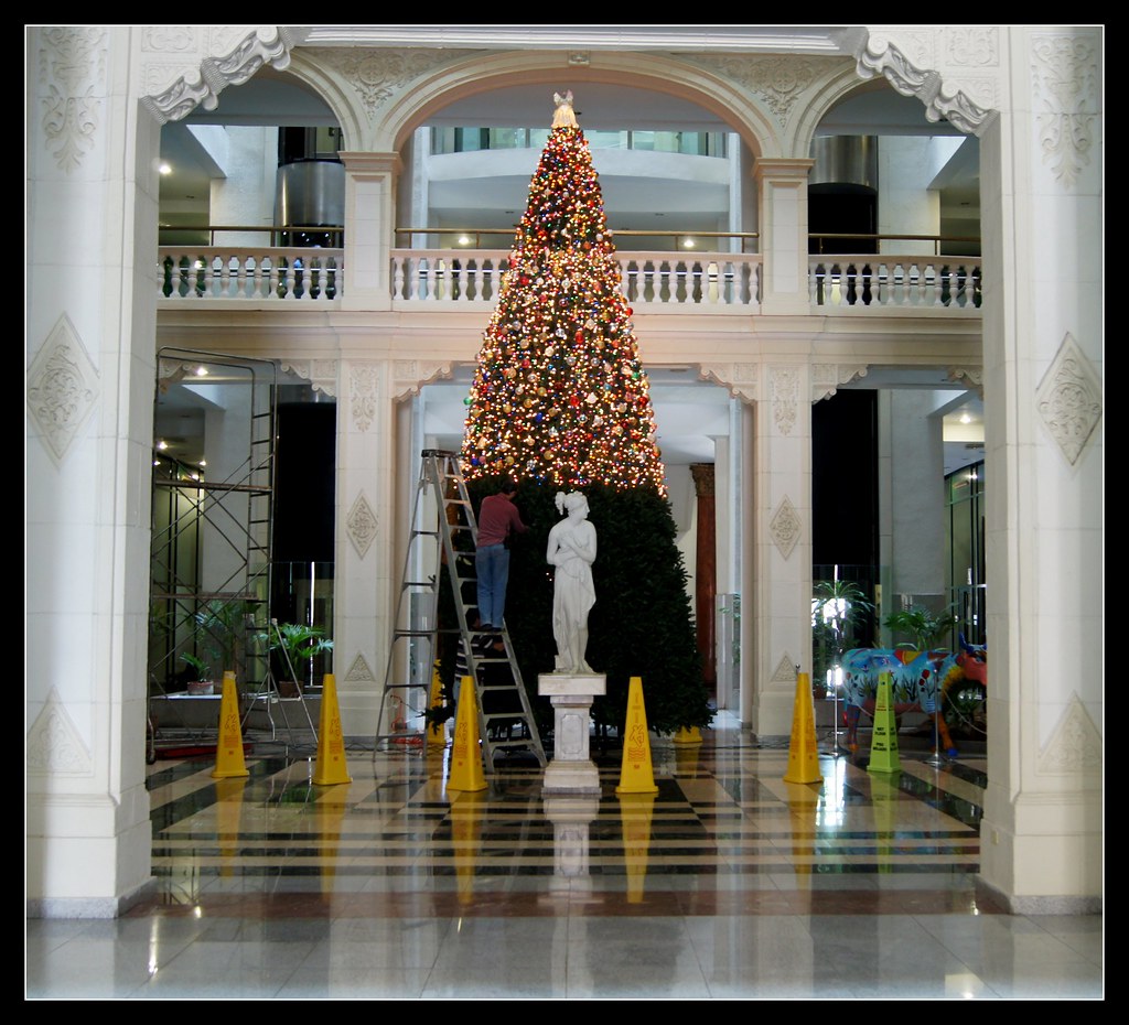 DSC02240 Decorating the Christmas Tree, Havana, Cuba Flickr