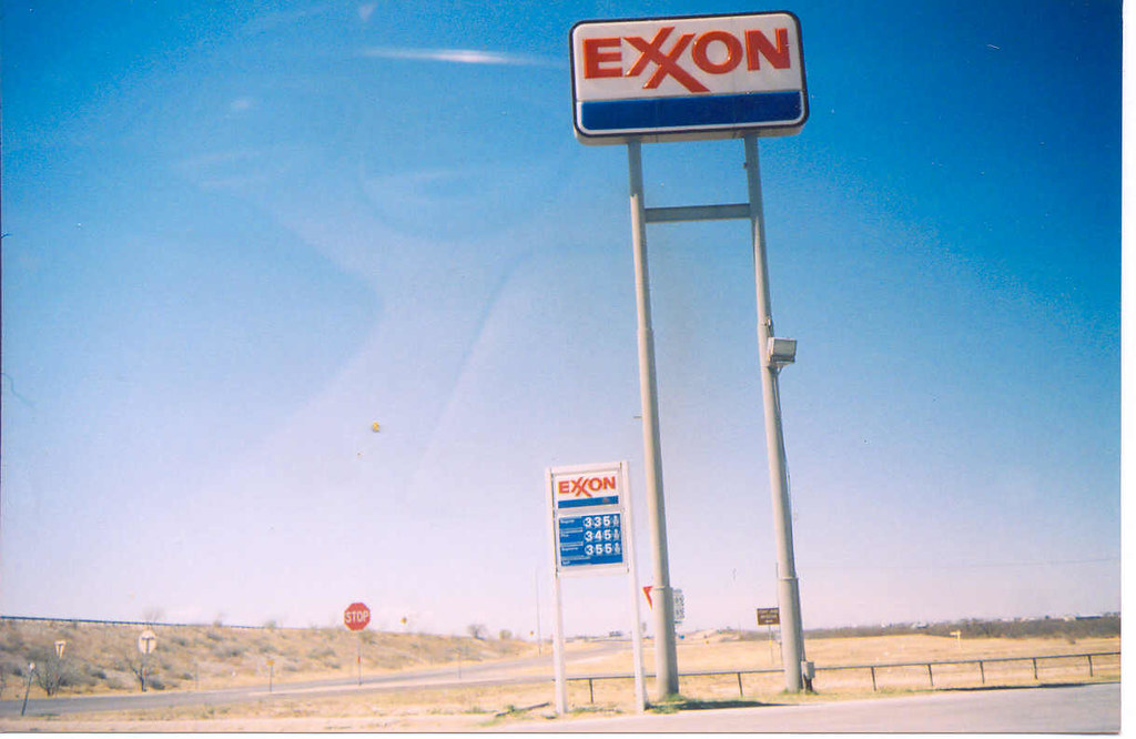 Exxon Gas Station, Texas. ruth zehntner Flickr