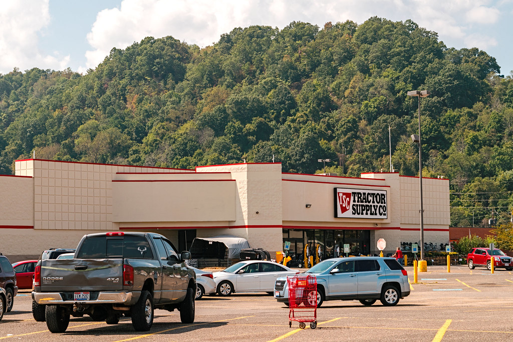 Tractor Supply Co. This was a Walmart store until a new su… Flickr