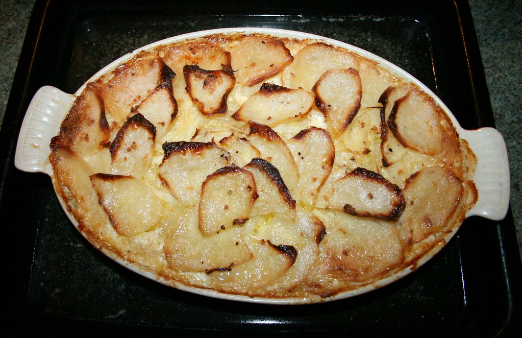 Potato dauphinoise The larger pot of potato Dauphinoise al… Flickr