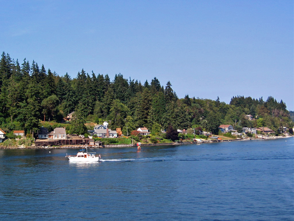 Boat and houses along Rich Passage, Puget Sound, Washingto… Flickr