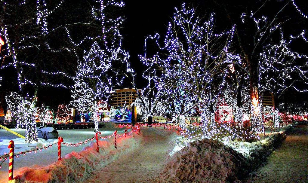 கிறிஸ்துமஸ் Holiday decoration in La Crosse downtown Karthikeyan