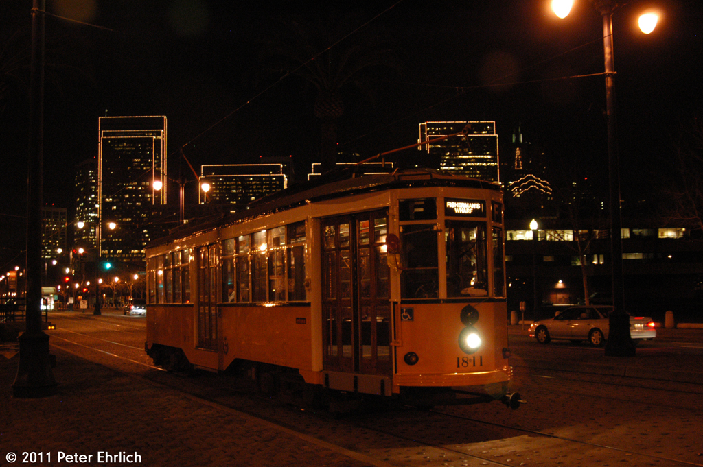MUNI FLINE CARS1811 at Embarcadero/Green IB In a Yuleti… Flickr