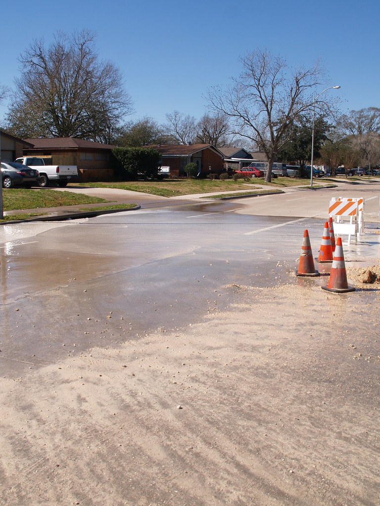 Houston Texas A huge water main leak on the road way with … Flickr