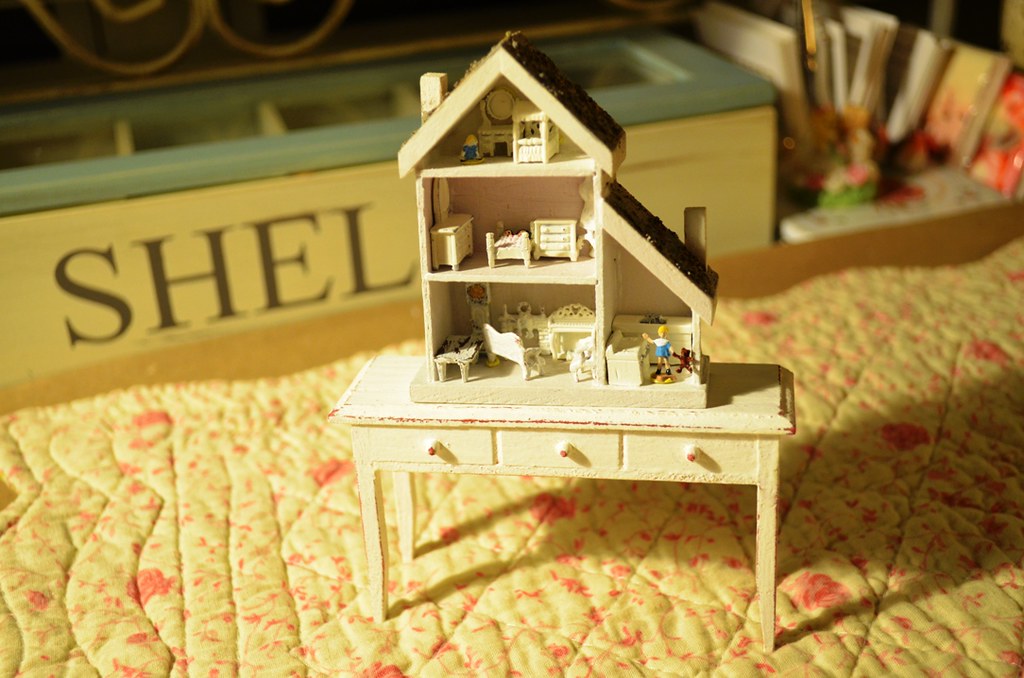 Dollhouse for a dollhouse!! This is an adorable dollhouse … Flickr