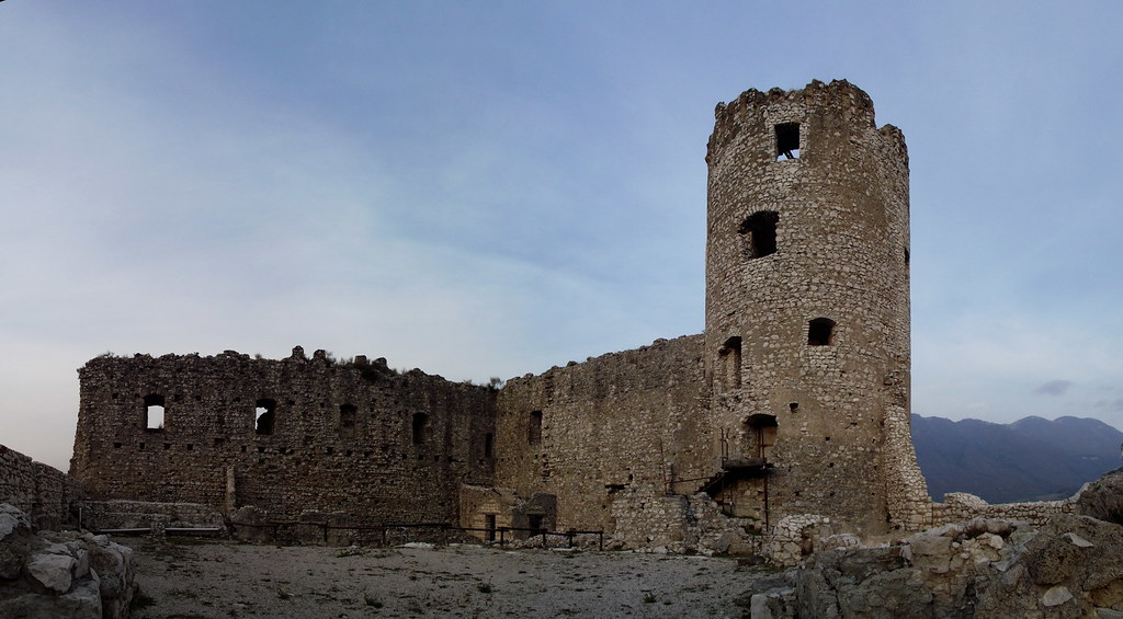 Castello di Avella Il complesso monumentale del Castello d… Flickr