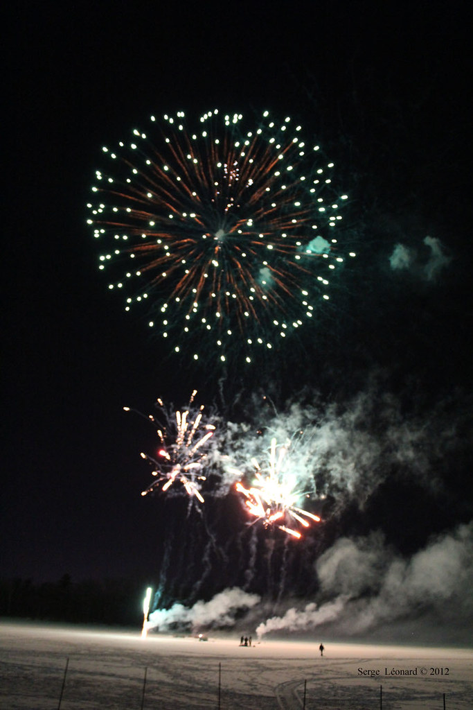 SaintRose en blanc, Laval, Canada Firework over Thousands… Flickr