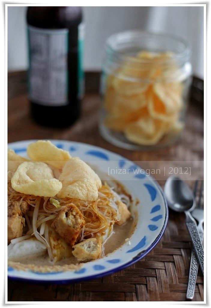 Ketoprak Ketoprak is a Jakarta food cart dish. Ketoprak co… Flickr