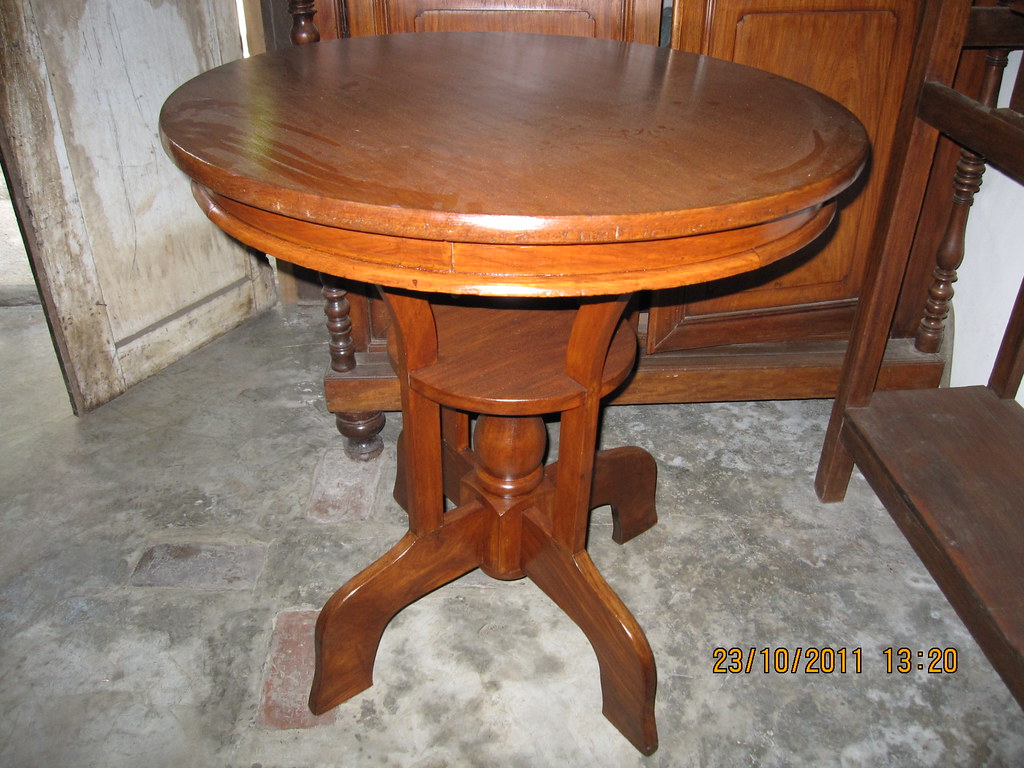 Round Table Spotted at an antique shop in Bulacan. Leo Cloma Flickr