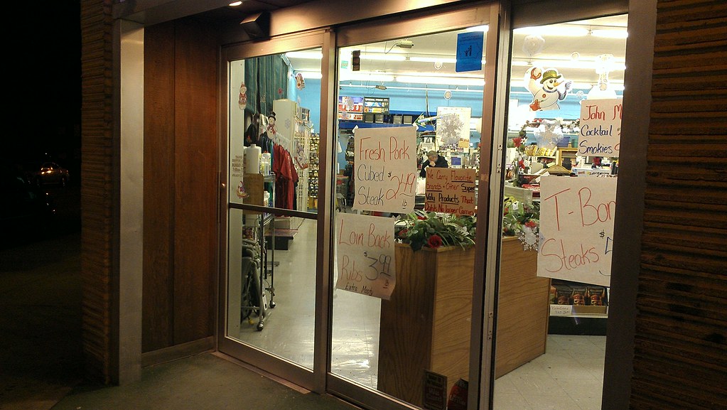 Linn's Supermarket 6th Avenue Des Moines, Iowa Front Entrance a