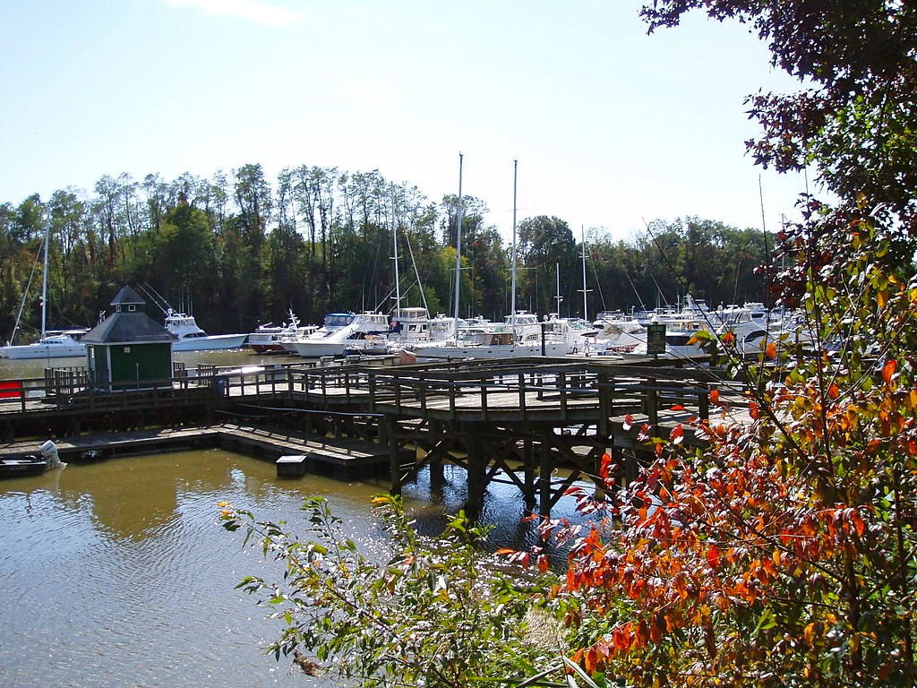 Summit North Yacht Club Photo from the parking lot. Flickr