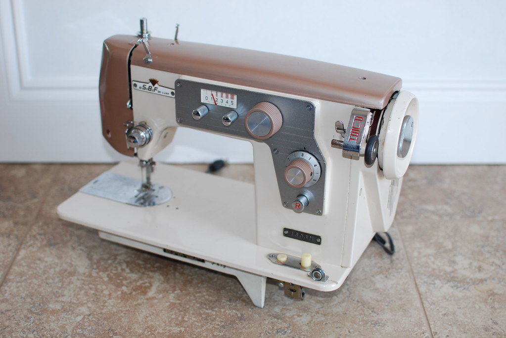 White Dressmaker 1603M Vintage Sewing Machine I didn't eve… Flickr