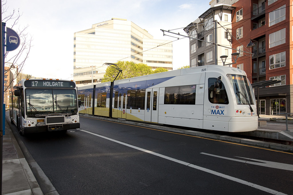 MAX Orange Line and Bus at Lincoln St Station MAX Type 5 TriMet Flickr