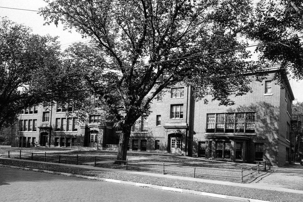 Brooks Elementary School (1975) E. 21st and Des Moines Dat… Flickr
