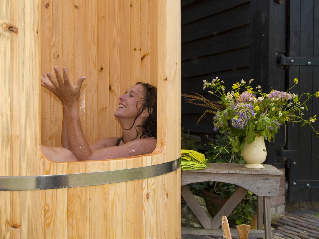 Houten douchecabine voor buiten van badenvanhout.nl BadenvanHout