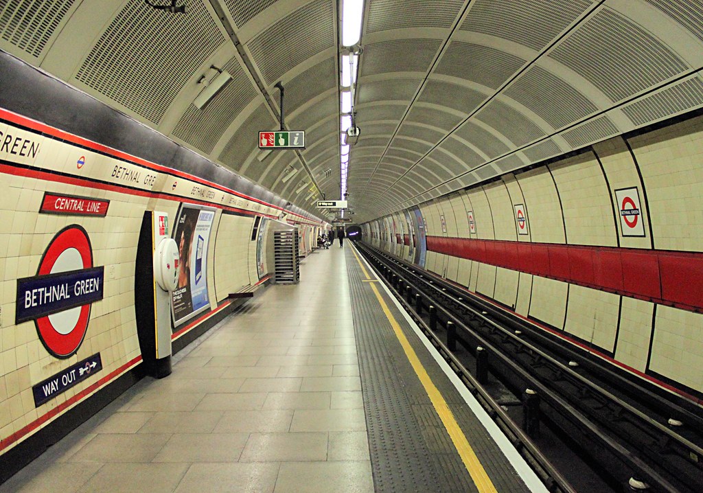 Bethnal Green Underground station E/B platform looking wes… Flickr